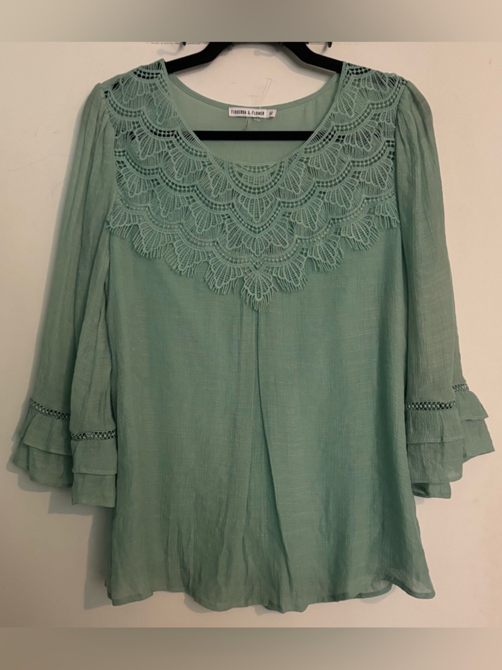 Figueroa & Flower Womens Sz Med Sage 3/4 Bell Sleeve Lace Lined‎ Inverted Top